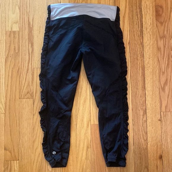 Lululemon sz 4 ruched cropped black leggings with grey waistband - Picture 5 of 6